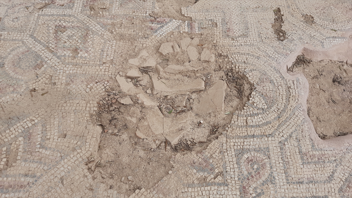 İznik'te nekropol kazısında bulunan iki lahitten mumyalanmış 3 iskelet çıktı