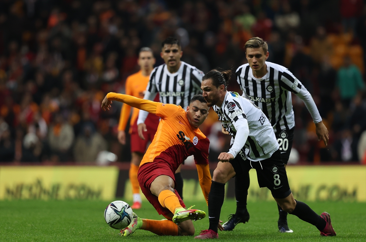Galatasaray, sahasında puan kaybetti, liderin 16 puan gerisine düştü