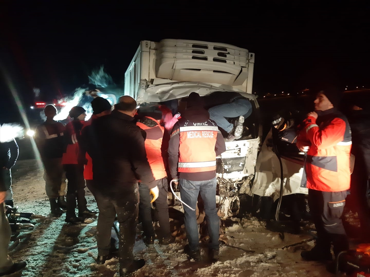 Kars'ta otomobille kamyonetin çarpıştığı kazada 5 kişi yaralandı