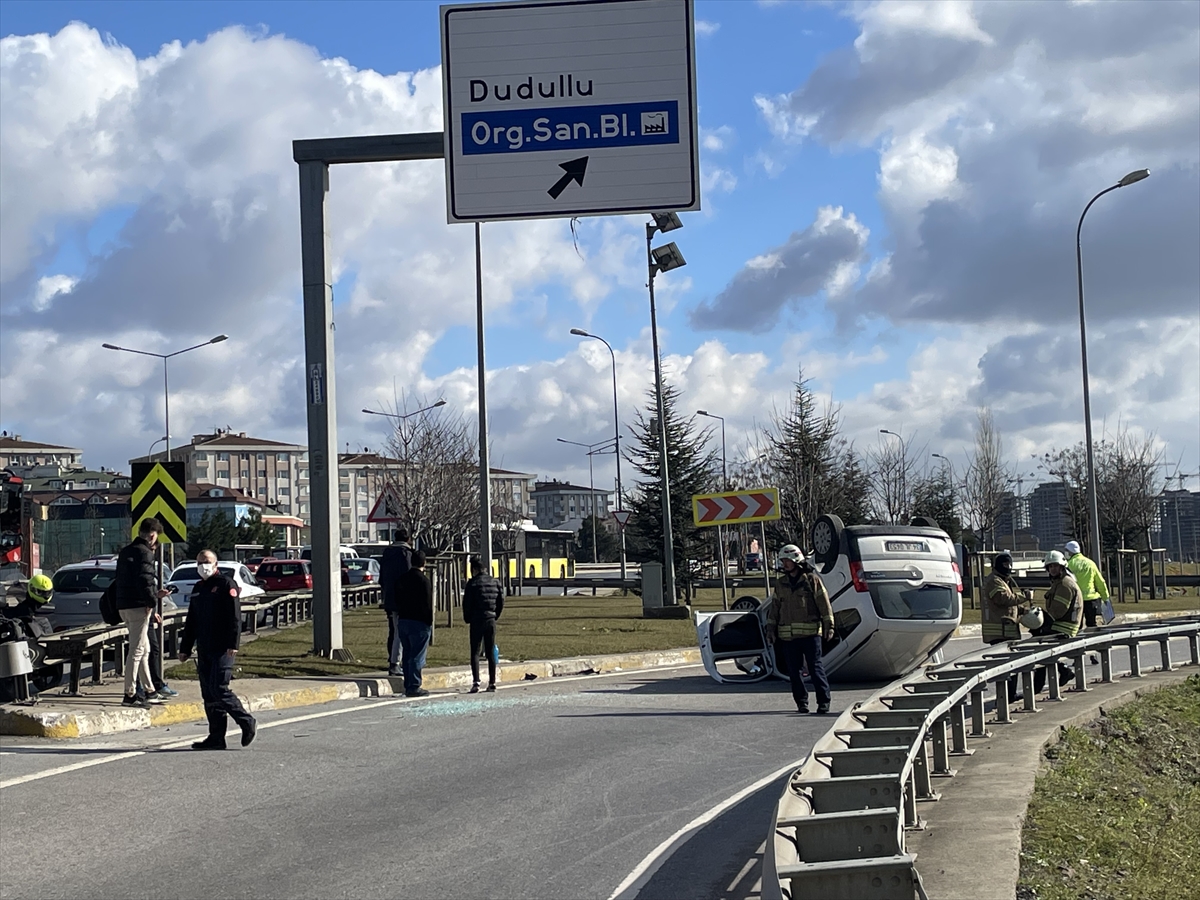 İstanbul'da devrilen aracın sürücüsü yaralandı