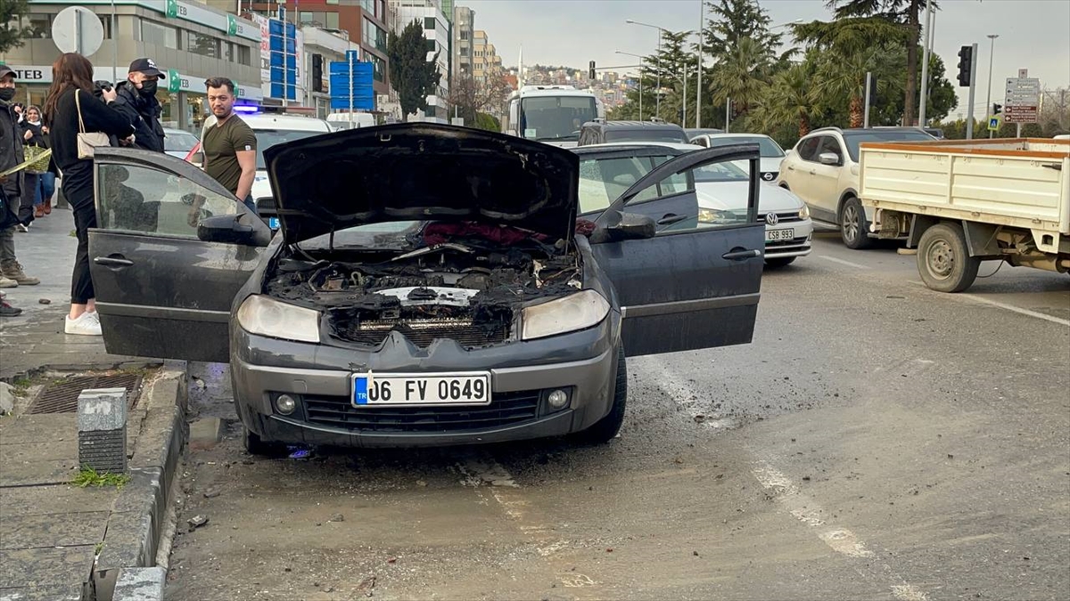 Samsun'da seyir halindeyken yangın çıkan otomobil kullanılamaz hale geldi