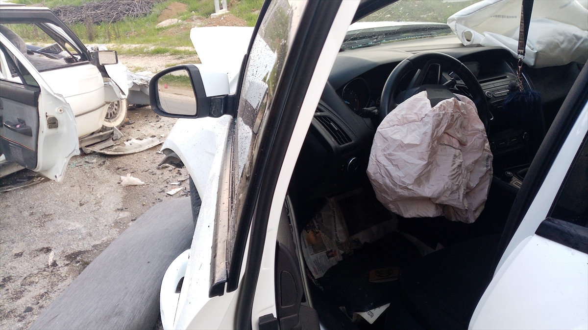 Adana'da iki otomobilin çarpıştığı kazada 5 kişi yaralandı