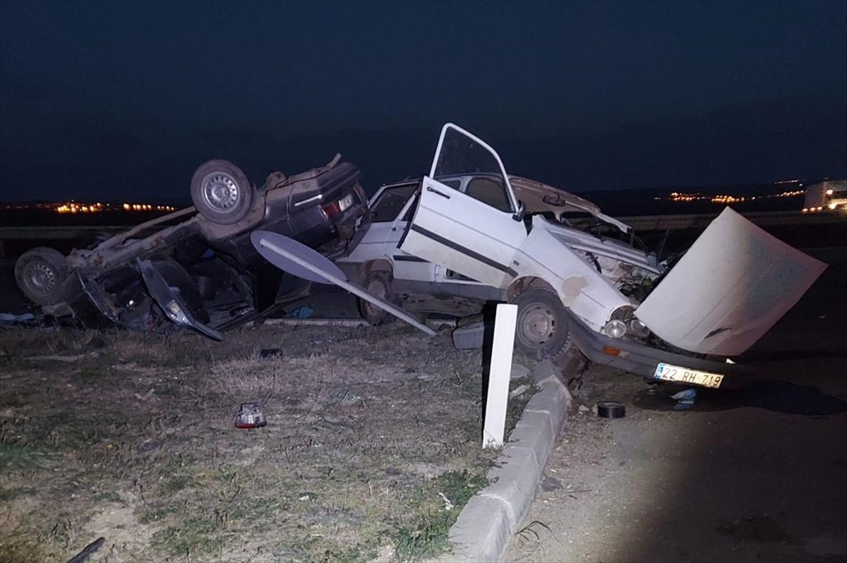 Edirne'de iki otomobilin çarpıştığı kazada 4 kişi yaralandı
