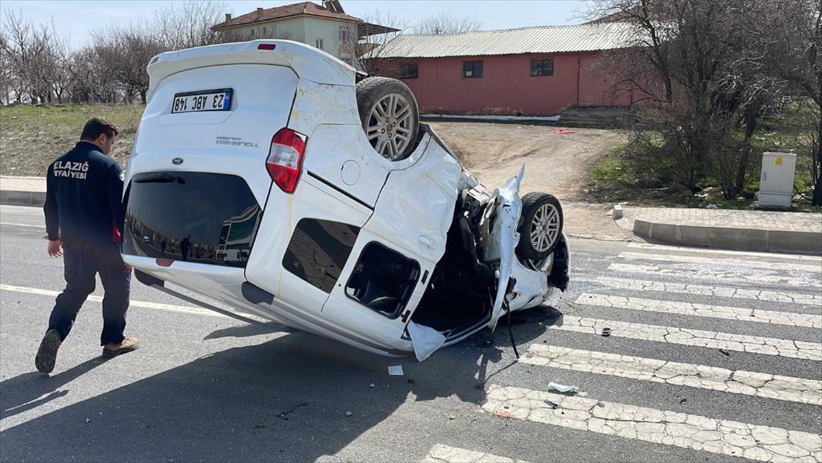 Elazığ'da hafit ticari araç otomobille çarpıştı, 1 kişi öldü, 5 kişi yaralandı