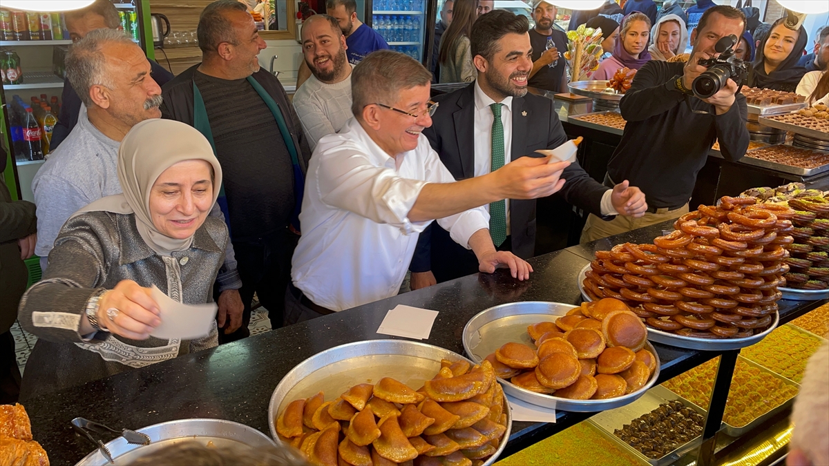 Gelecek Partisi Genel Başkanı Davutoğlu, Adana'da esnaf ziyaretlerinde bulundu