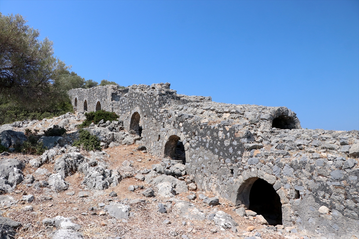 Aziz Nikolas Adası tarihi kalıntıları ve manzarasıyla ziyaretçi çekiyor