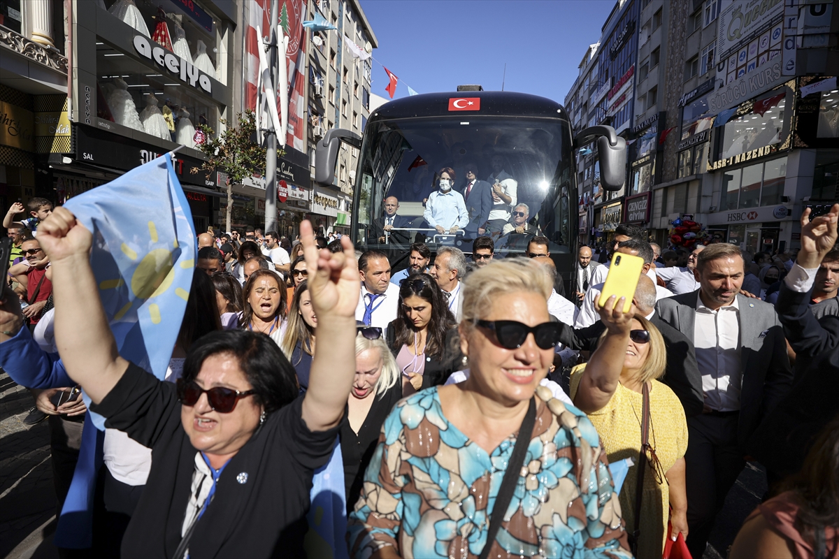 İYİ Parti Genel Başkanı Akşener, İstanbul'da esnaf ziyaretinde bulundu