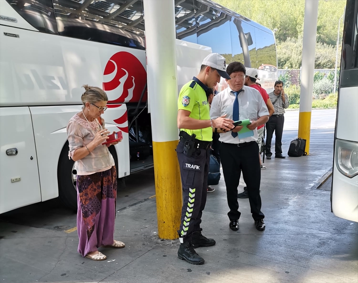 Muğla'da şehirler arası yolcu otobüsleri sivil polislerce denetleniyor