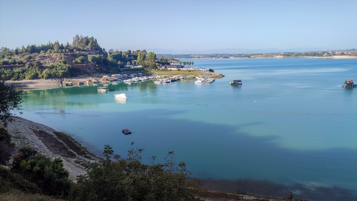 Seyhan Baraj Gölü'ndeki kaçak yapıların kıyıya çekilmesi işlemi tamamlandı