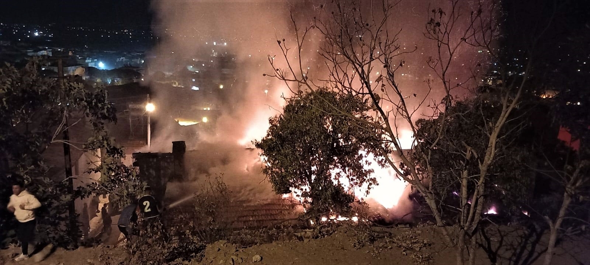 İzmir'de metruk binada başlayan ve yandaki eve sıçrayan yangın söndürüldü