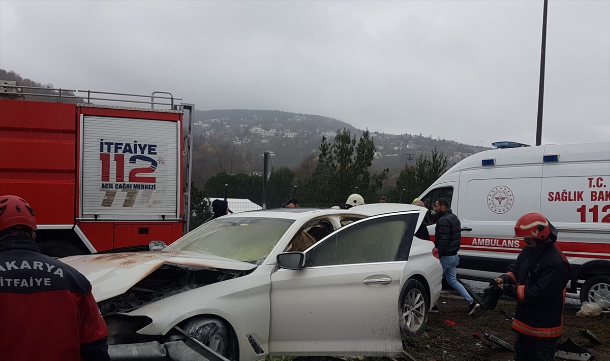 Sakarya'da kaza sonrası yangın çıkan otomobildeki 2 kişi yaralandı