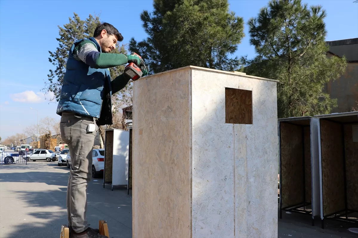 Manisa'da sanayi esnafı, depremzedeler için portatif duş ve tuvalet üretiyor