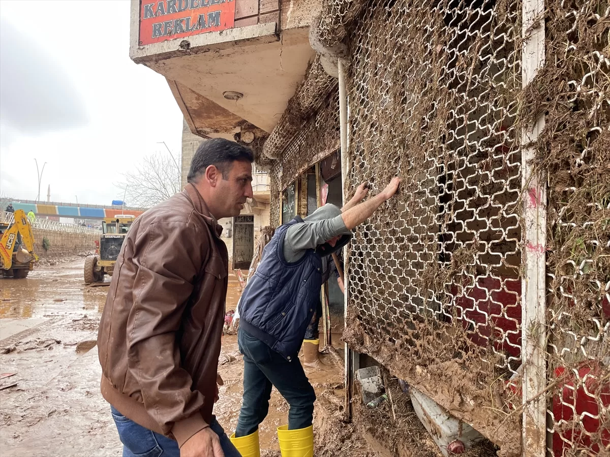 Şanlıurfa'da sel mağduru esnaf, çamurla kaplanan iş yerlerini temizliyor