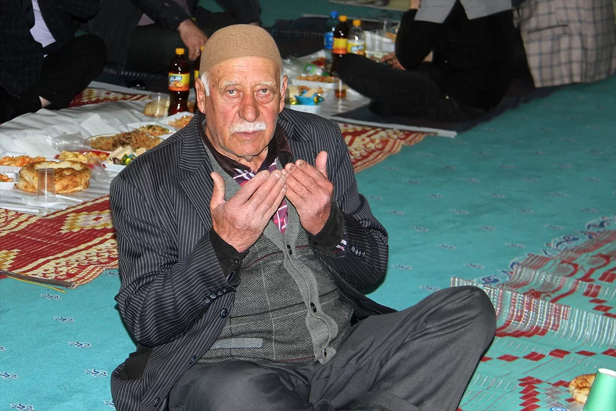 Kırgızistan'daki Ahıska Türkleri 2 bin kişilik iftar verdi