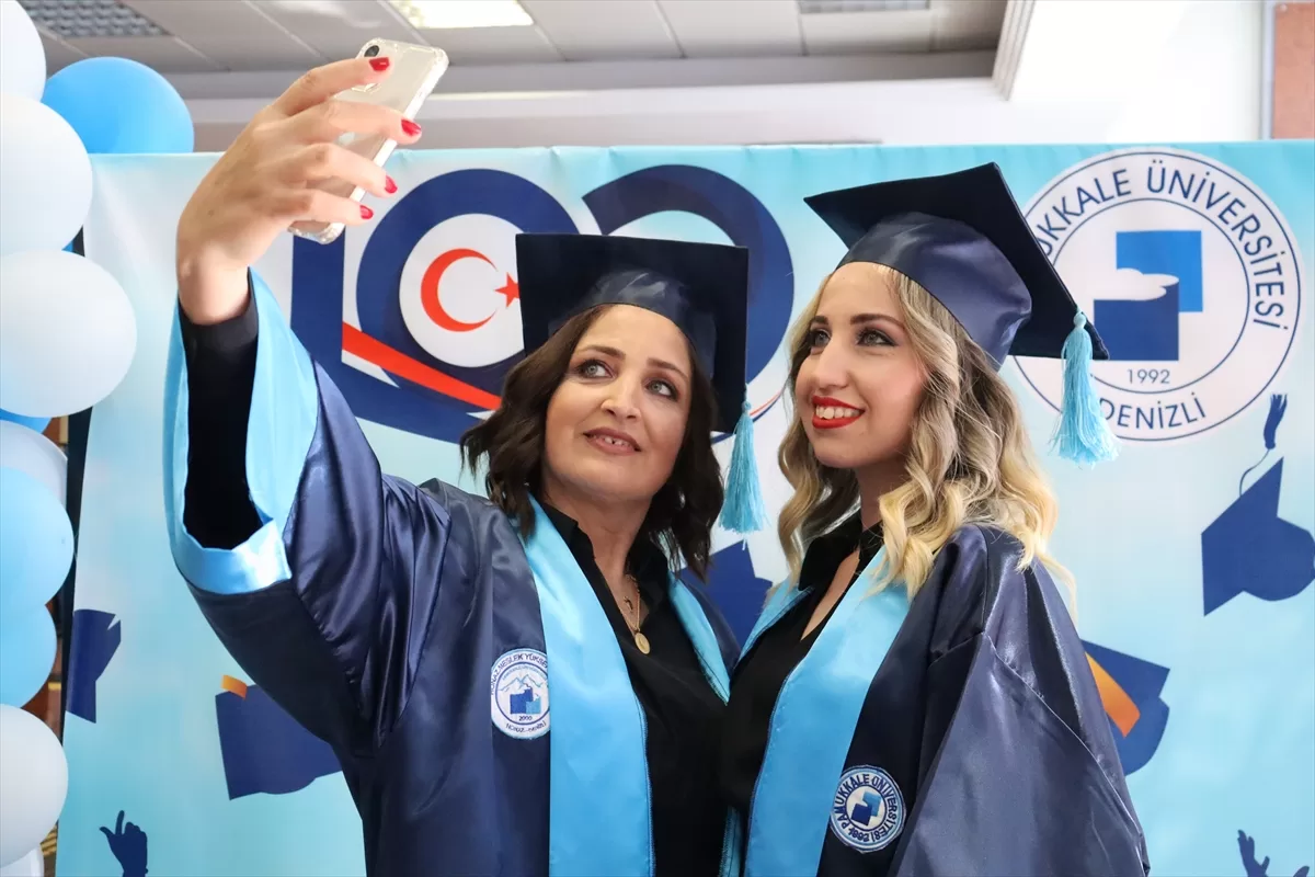 Denizli'de yüksekokulu birlikte okuyan anne kız diplomalarını aldı