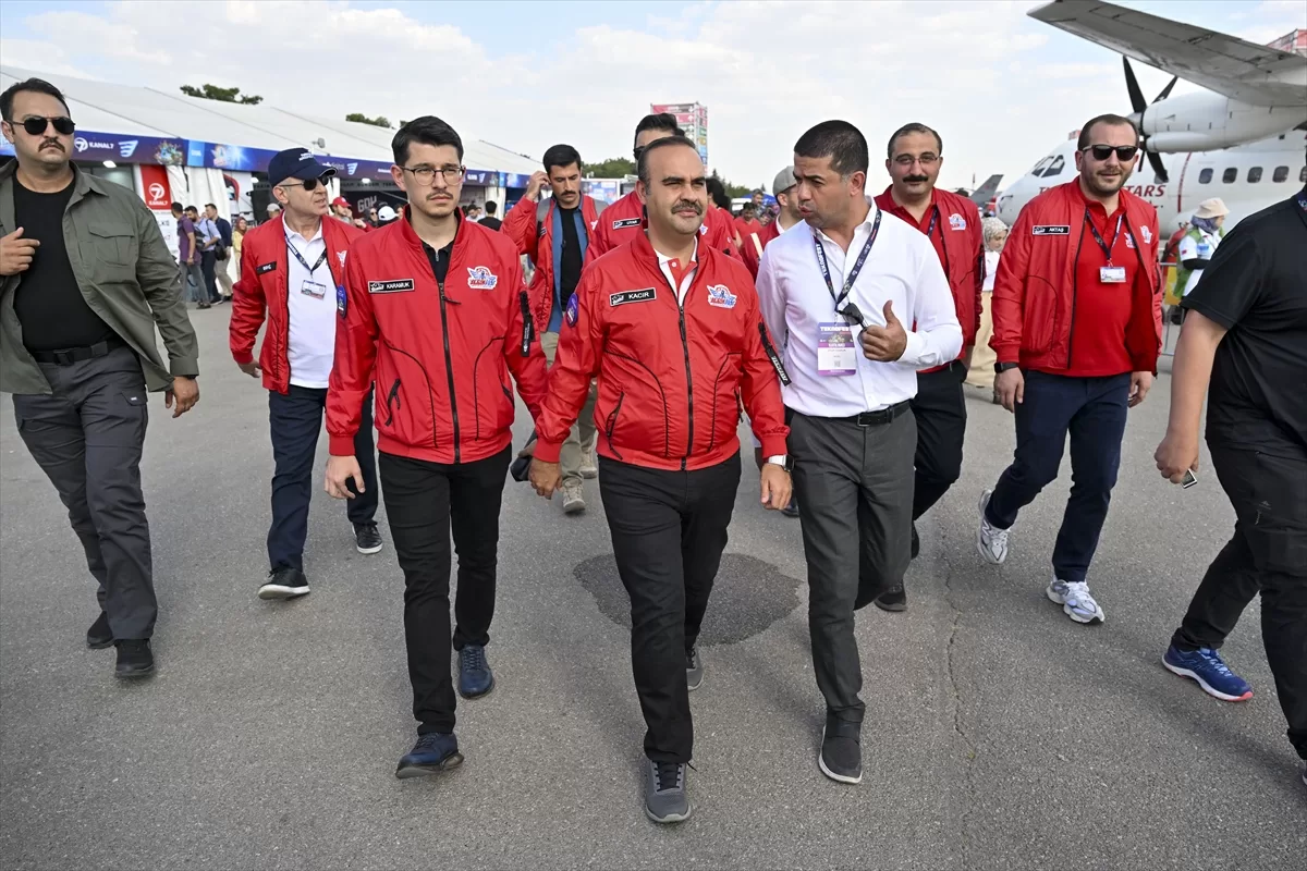 Sanayi ve Teknoloji Bakanı Kacır, TEKNOFEST alanındaki stantları ziyaret etti: