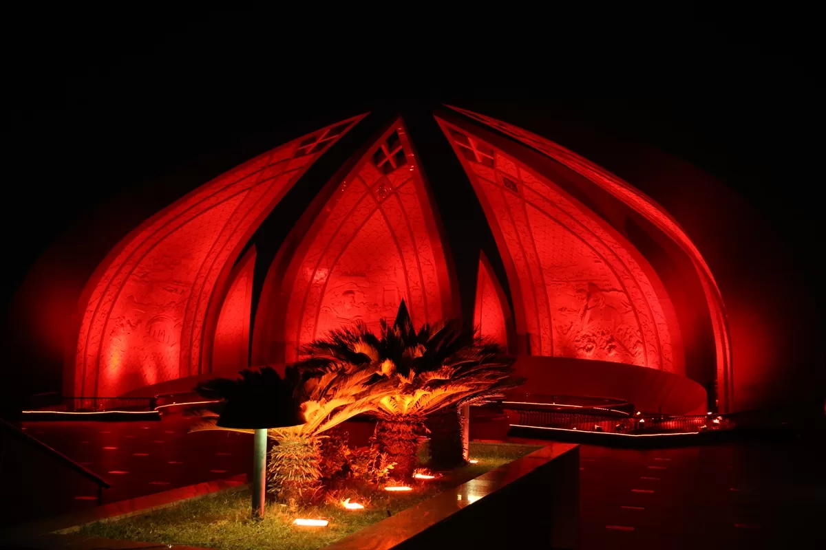 İslamabad'daki “Pakistan Anıtı” Türk bayrağının renkleriyle ışıklandırıldı