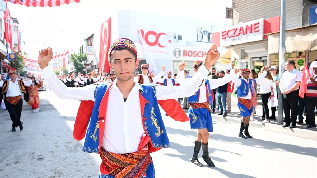 Osmaniye'de Cumhuriyet'in 100'üncü yılı etkinliğinde 100 kişi zeybek oynadı