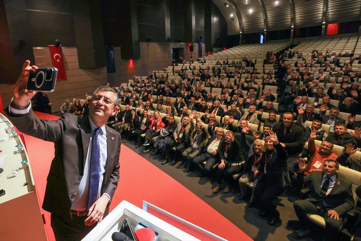 CHP Genel Başkanı Özel, İzmir'den gelen muhtarlarla görüştü