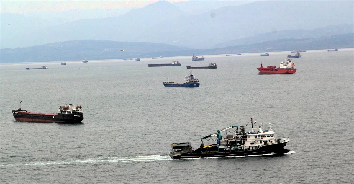 Meteorolojinin fırtına uyarısı üzerine yük gemileri Sinop'un doğal limanına demirledi