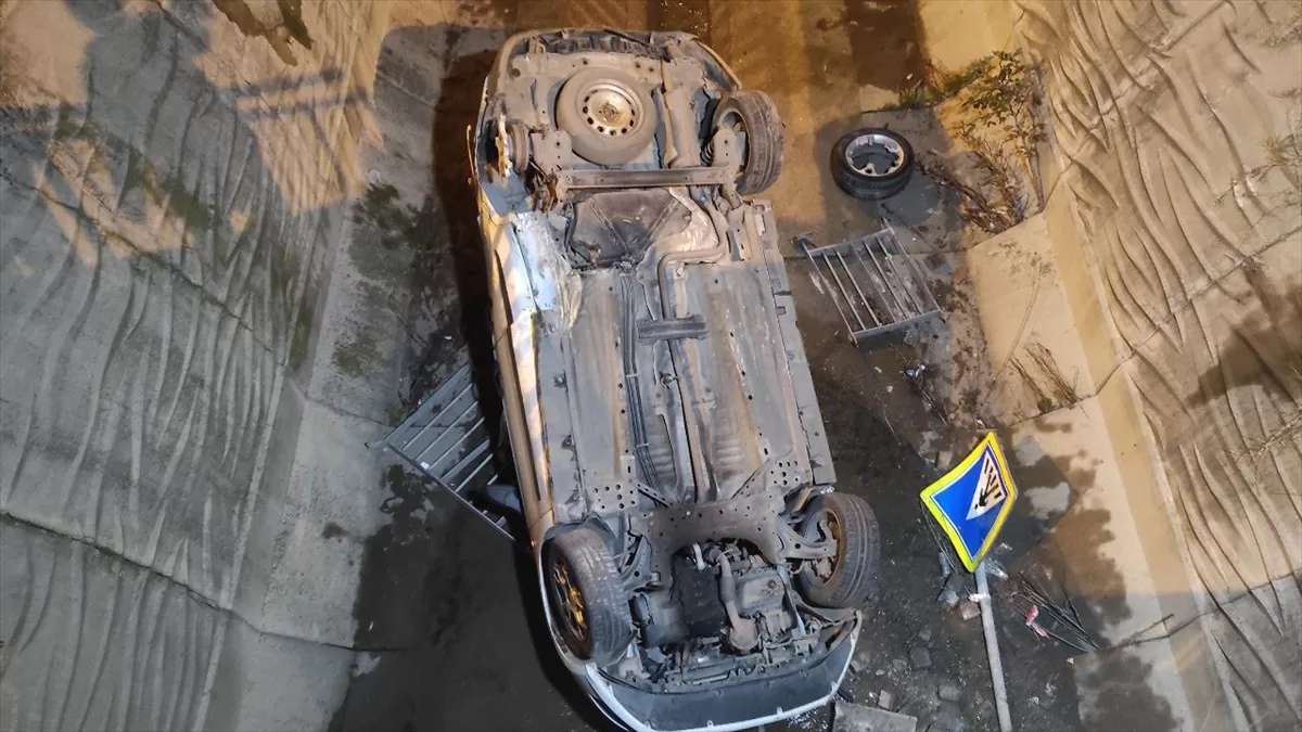 Sultanbeyli'de su kanalına düşen aracın sürücüsü yaralandı