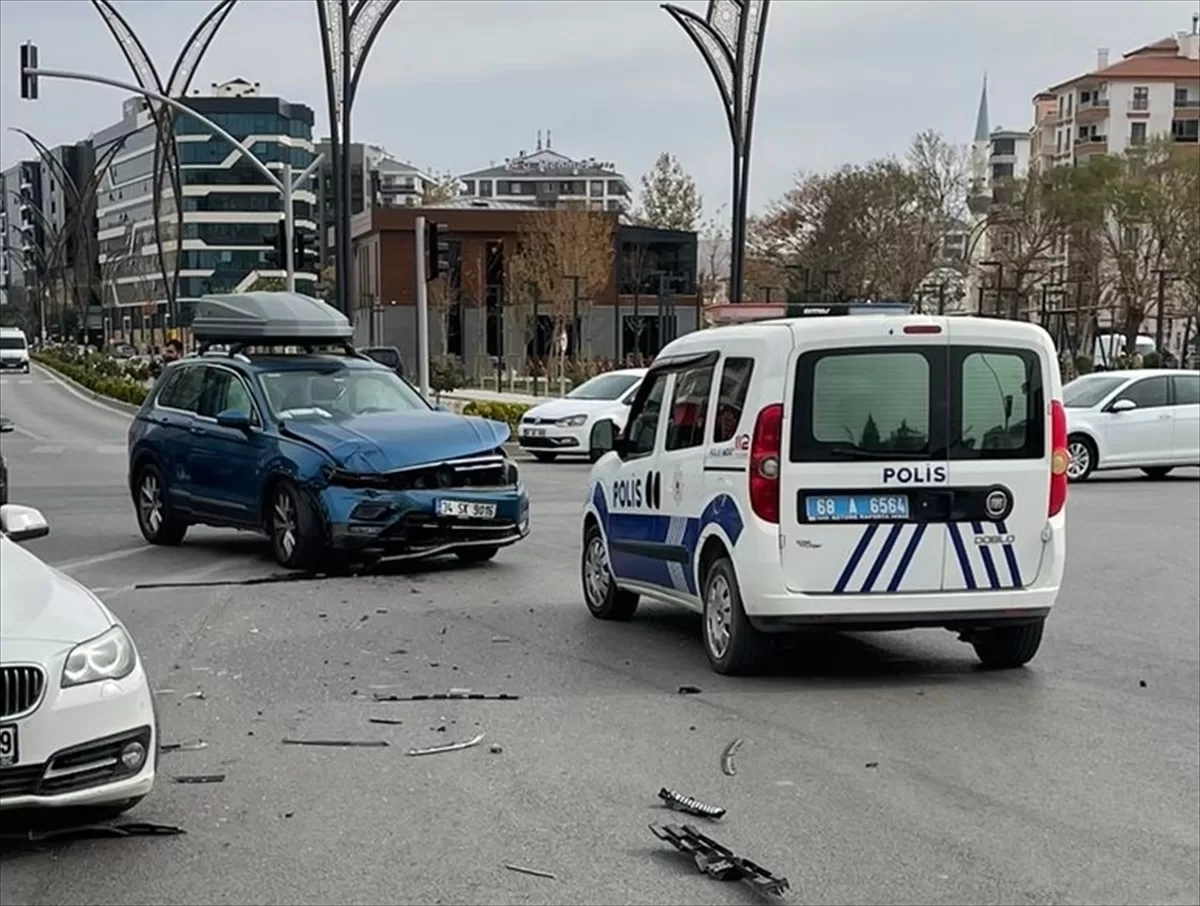 Voleybolcu Büşra Kılıçlı'nın kullandığı otomobil ile hafif ticari araç çarpıştı, 2 kişi yaralandı
