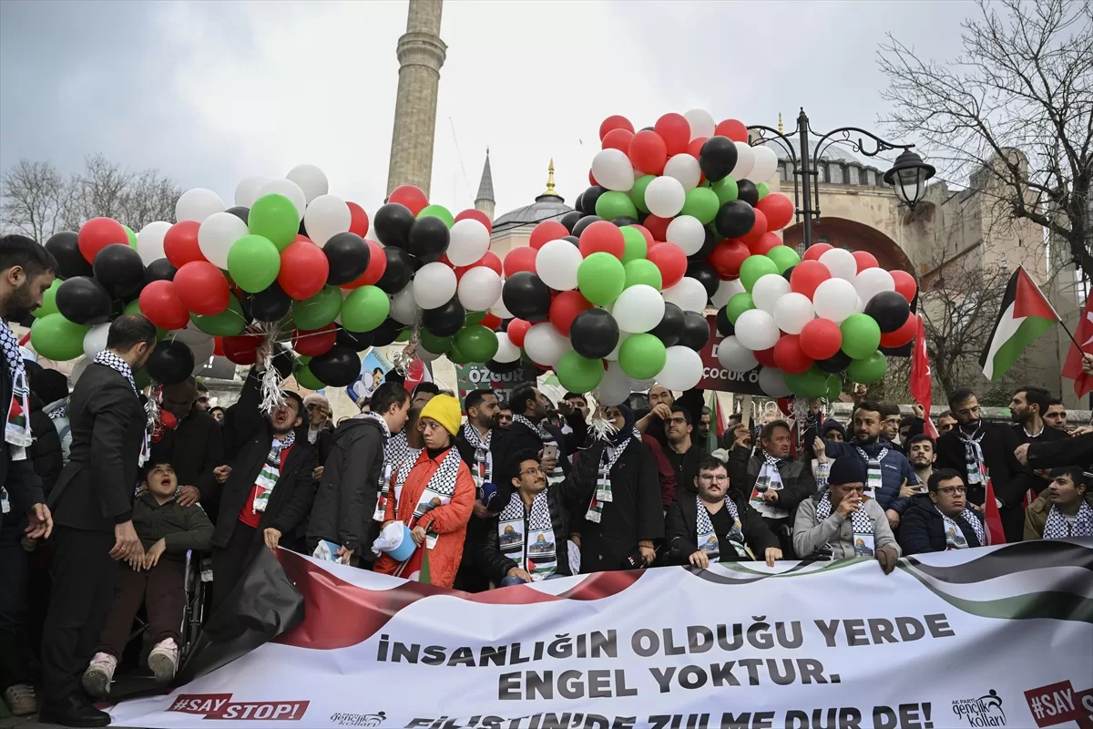 AK Parti Gençlik Kolları'ndan Ayasofya-i Kebir Camii önünde “Zulme dur de” eylemi