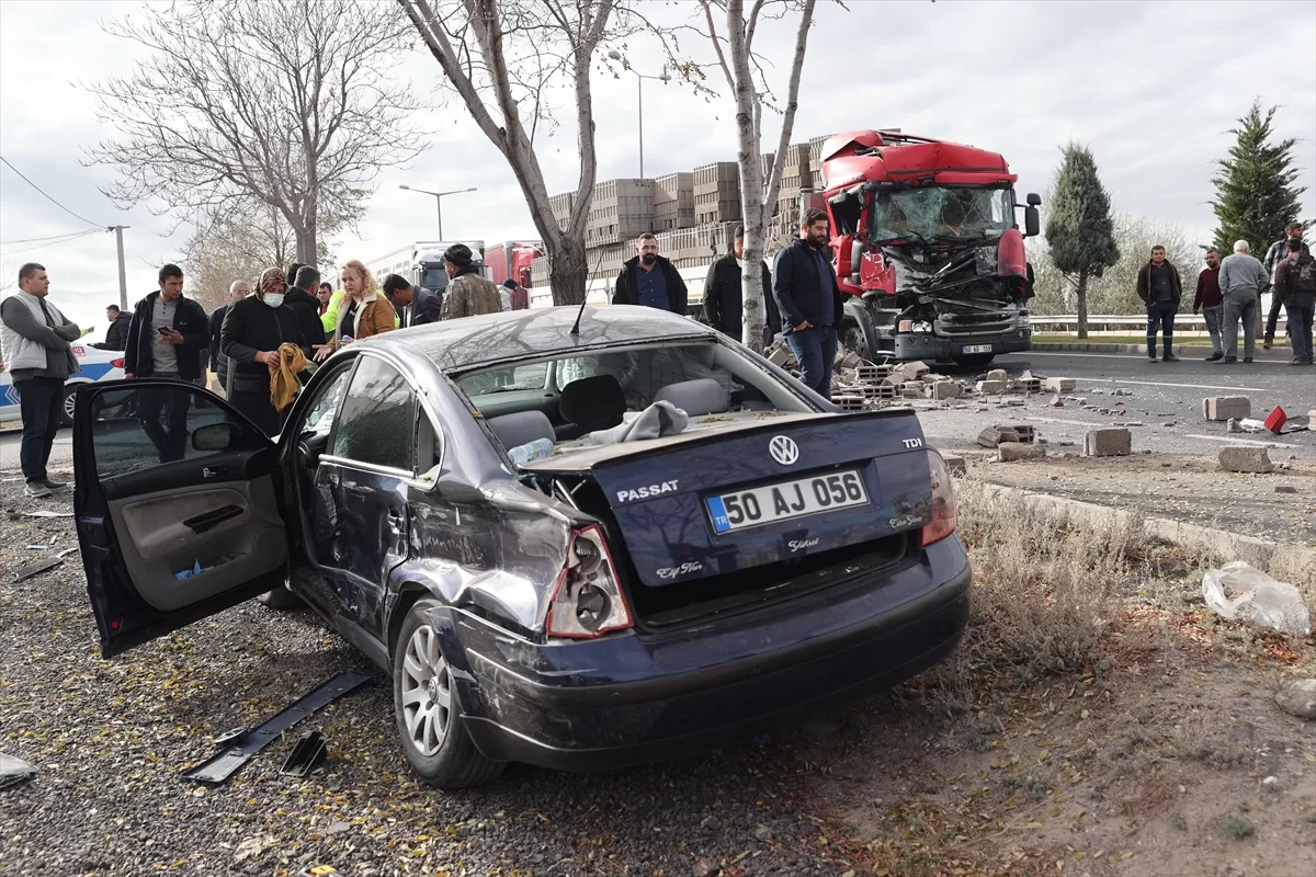 Zincirleme trafik kazasında 2 kişi yaralandı