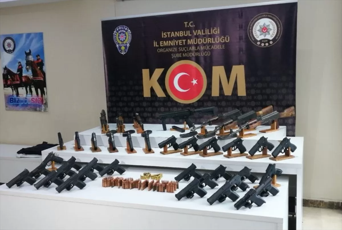 İstanbul merkezli suç örgütü operasyonlarında yakalanan 65 zanlı adliyede