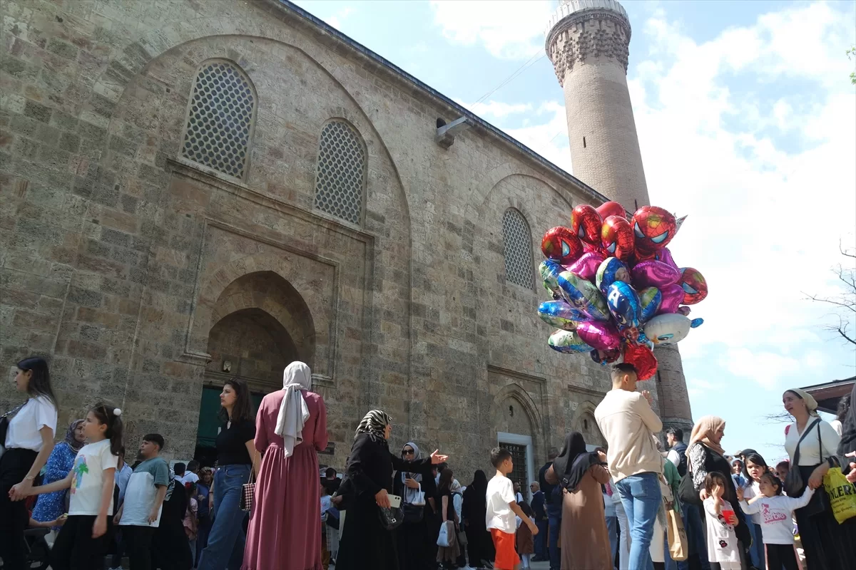 Bursa'nın tarihi ve turistik yerlerinde bayram haraketliliği yaşandı