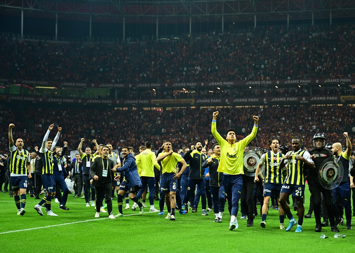 Fenerbahçe’ye 1-0 yenilen Galatasaray, şampiyonluğu ilan etme şansını kullanamadı