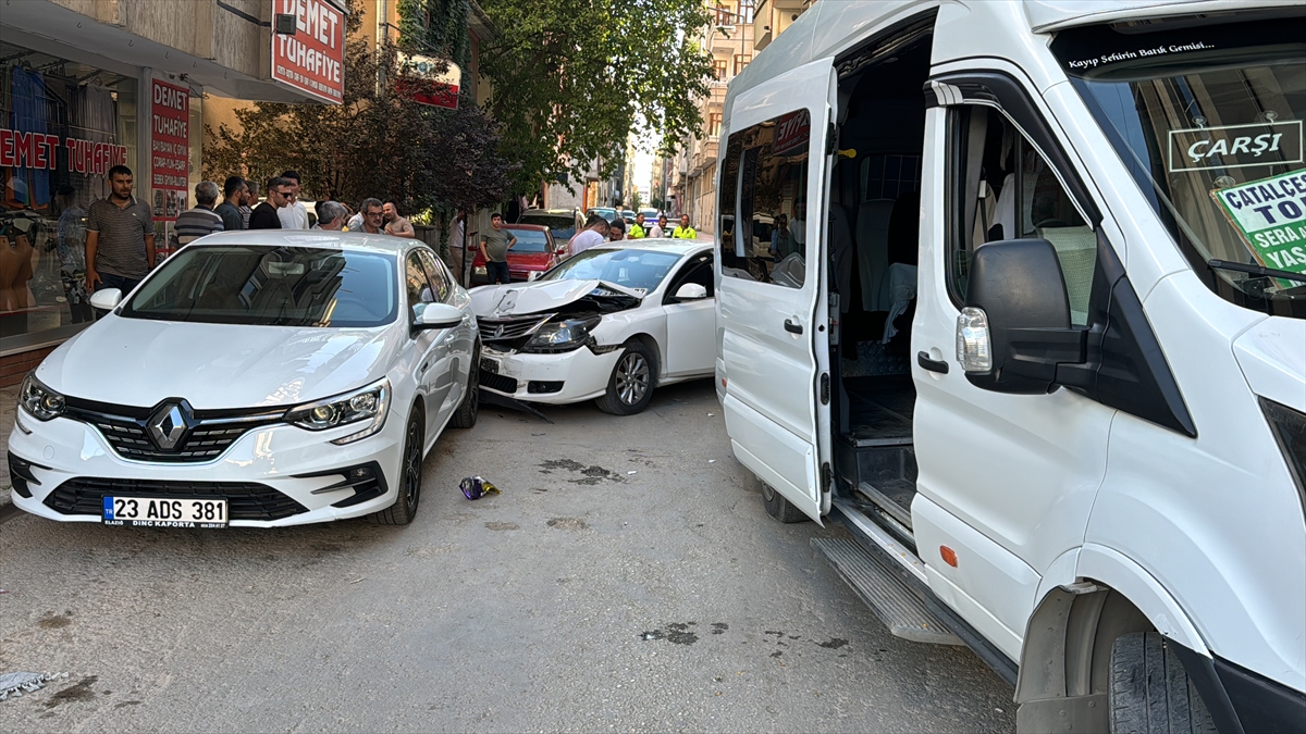 Elazığ'da minibüs ve otomobilin çarpıştığı kazada 7 kişi yaralandı
