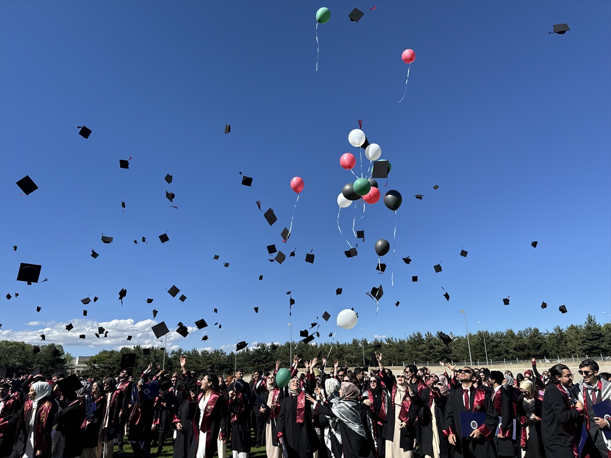 Erzurum'da üniversite mezuniyet töreninde, Filistin bayrağının renklerinde balonlar gökyüzüne bırakıldı