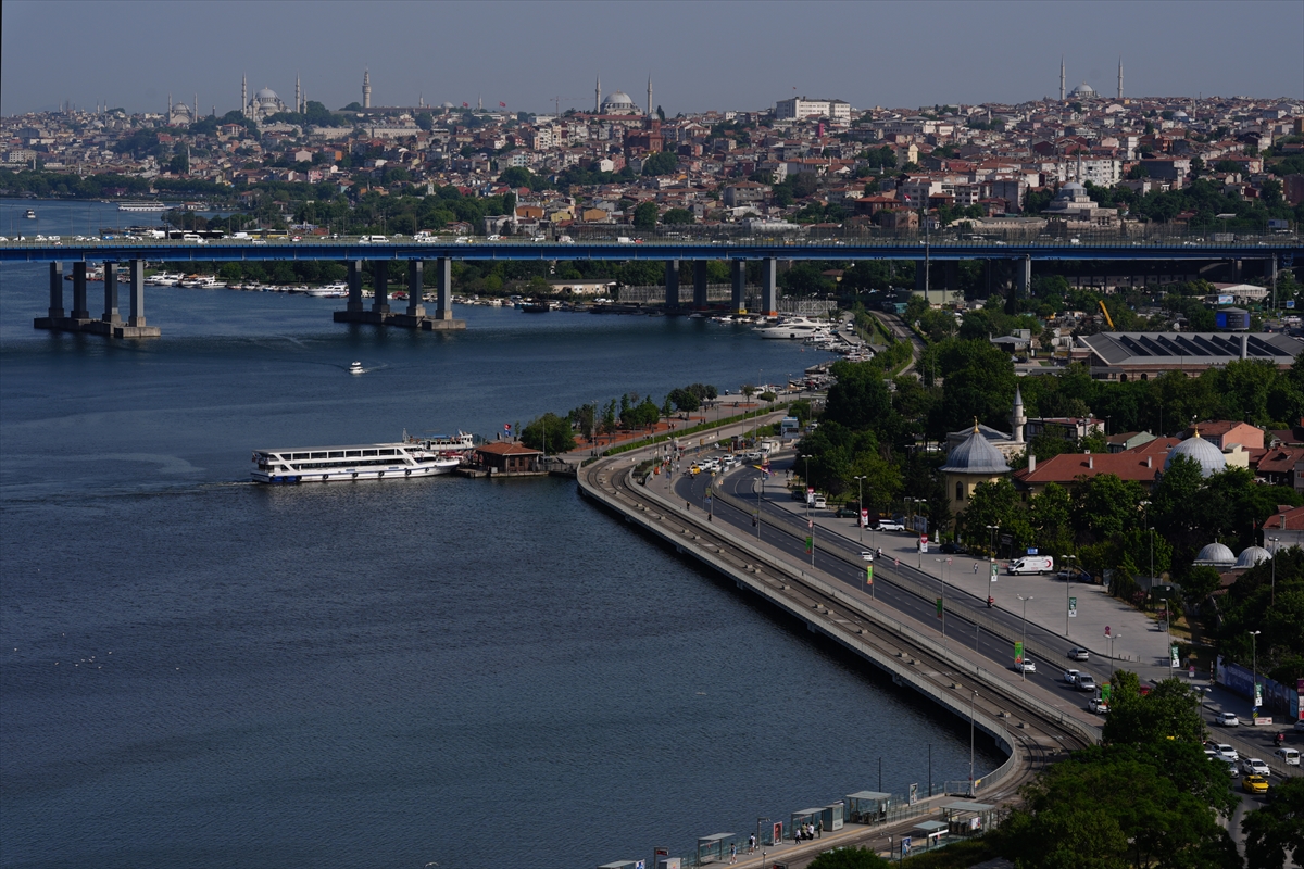 Haliç'te suyun rengi değişti