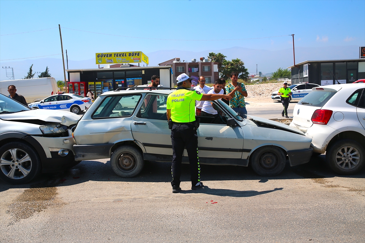 Hatay'da zincirleme trafik kazasında 4 araçta hasar oluştu
