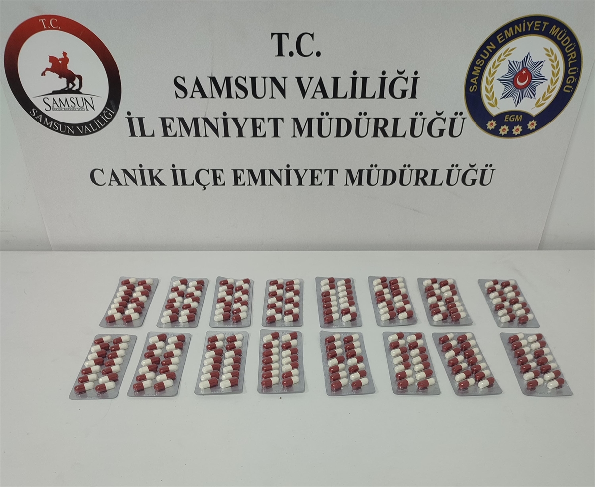 Samsun'da polisin durdurmak istediği araçtan uyuşturucu atan 3 kişi gözaltına alındı
