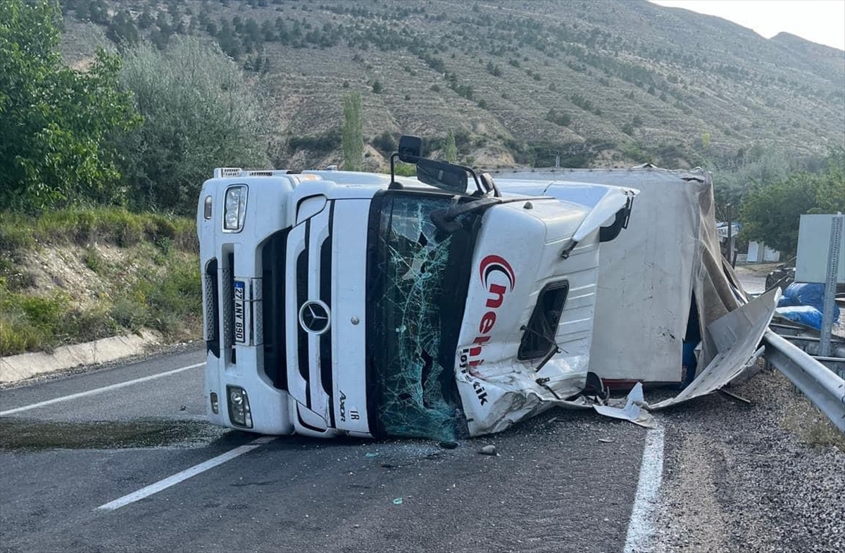 Sivas'ta devrilen kamyonun sürücüsü ağır yaralandı