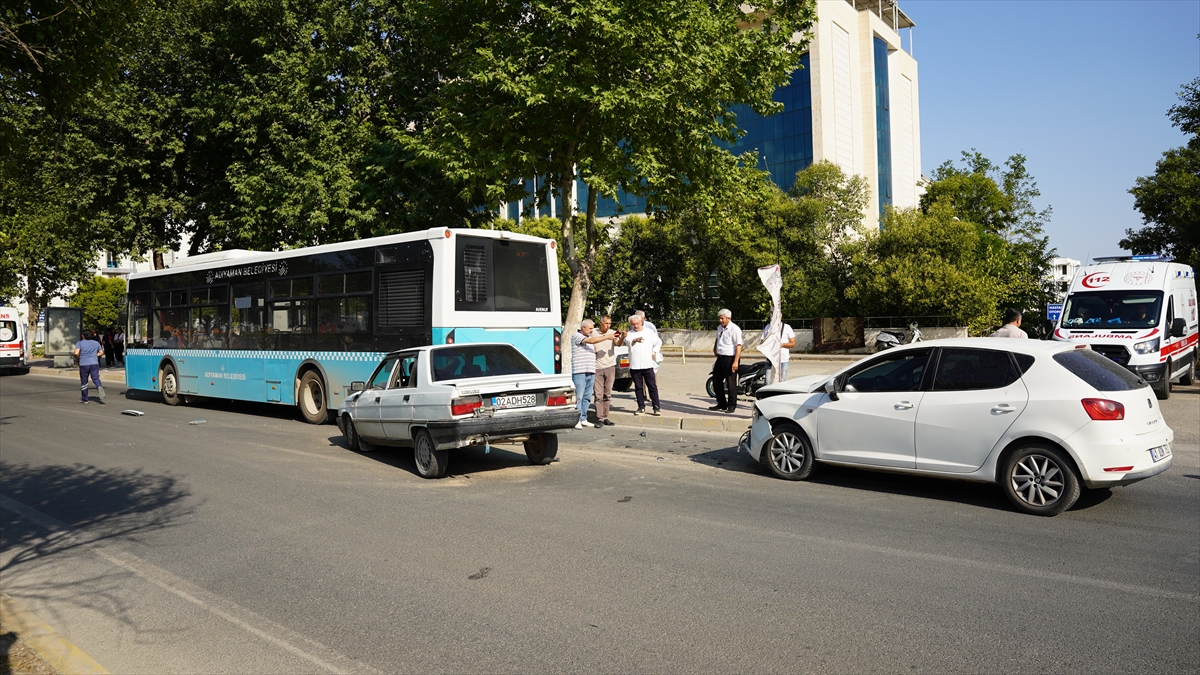 Adıyaman'da halk otobüsü ile 2 otomobil çarpıştı, 3 kişi yaralandı