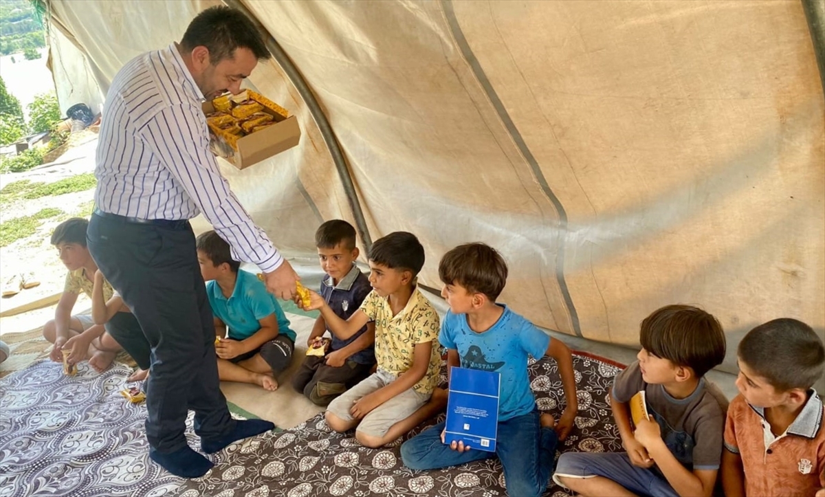 Amasya'da mevsimlik tarım işçilerinin çocuklarına çadır kentte Kur'an-ı Kerim öğretiliyor