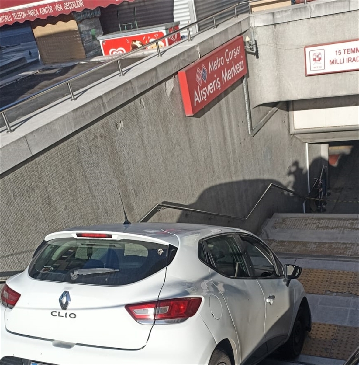 Ankara'da kontrolden çıkan otomobil, Kızılay'daki metro istasyonu girişine düştü