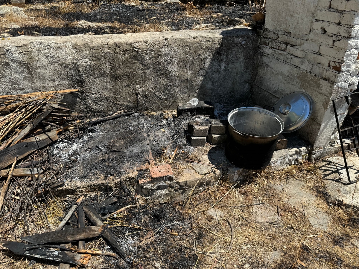 Antalya'da bahçede çıkan yangın tarihi düğmeli evlere sıçramadan söndürüldü