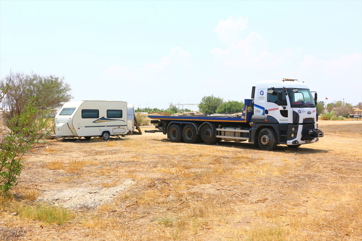 Antalya'da sahilde kamusal alanları işgal eden karavanlar kaldırıldı