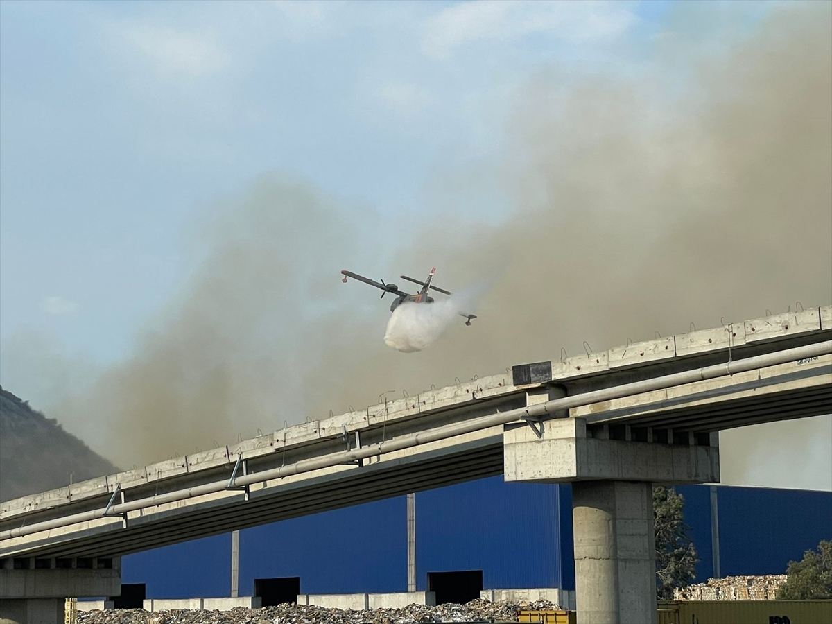 Aydın'da kağıt fabrikasında çıkan yangına müdahale ediliyor