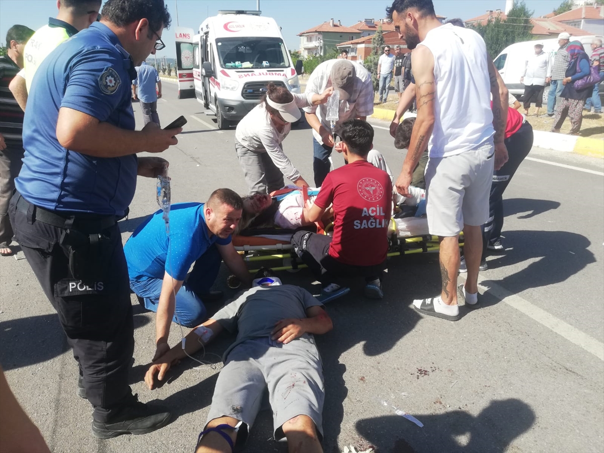 Balıkesir'de otomobilin motosiklete çarptığı kazada 3 kişi yaralandı