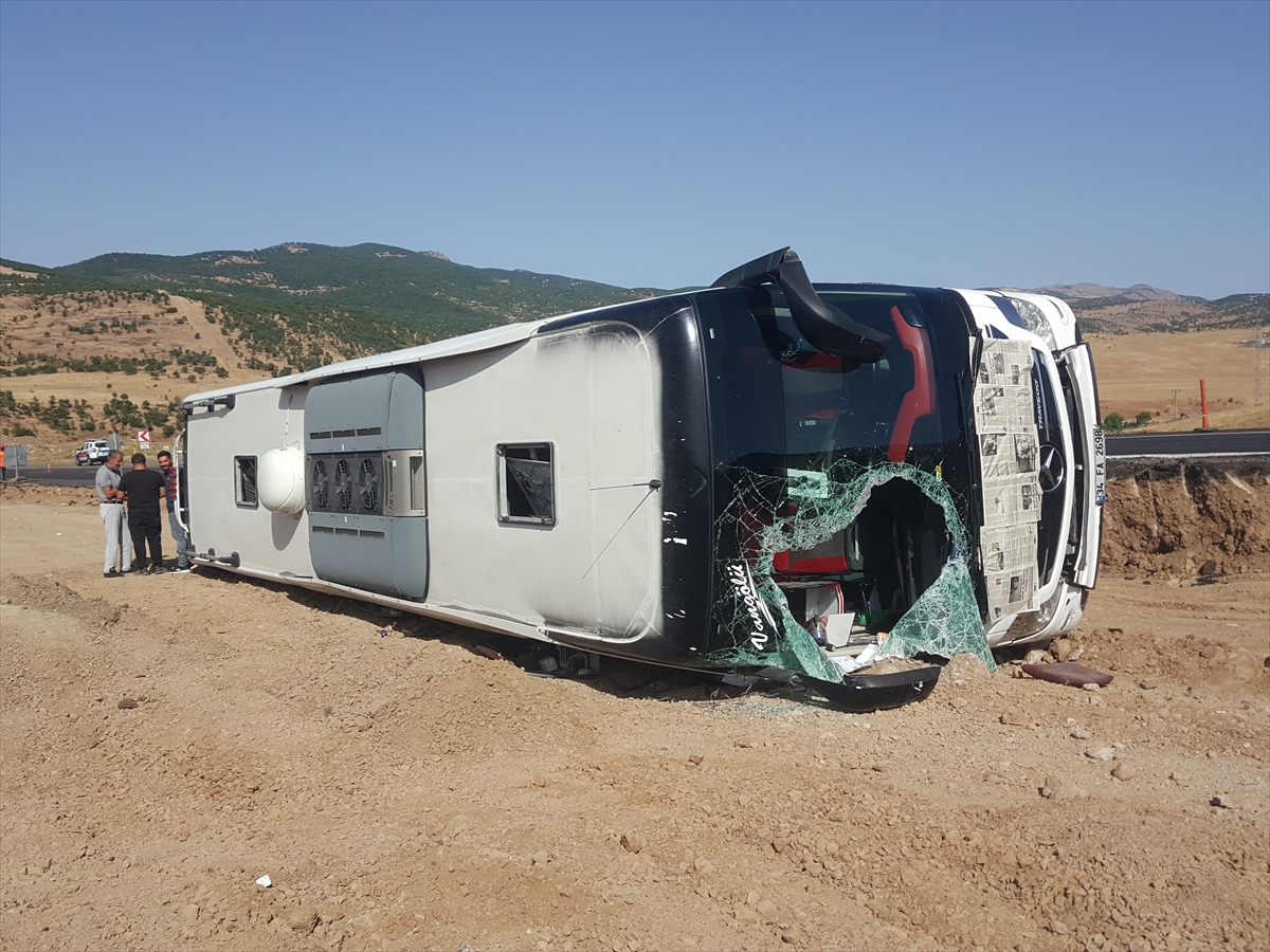 Bingöl'de yolcu otobüsünün devrilmesi sonucu 14 kişi yaralandı