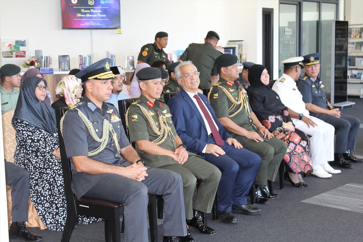 Brunei Kraliyet Silahlı Kuvvetlerinin Türkçe öğrenen mensuplarına sertifikaları verildi