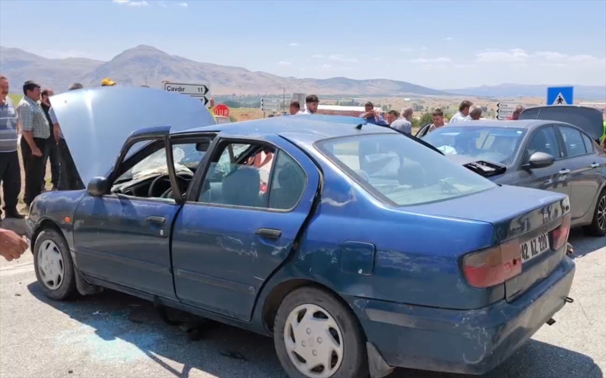 Burdur'da iki otomobilin çarpıştığı kazada 10 kişi yaralandı