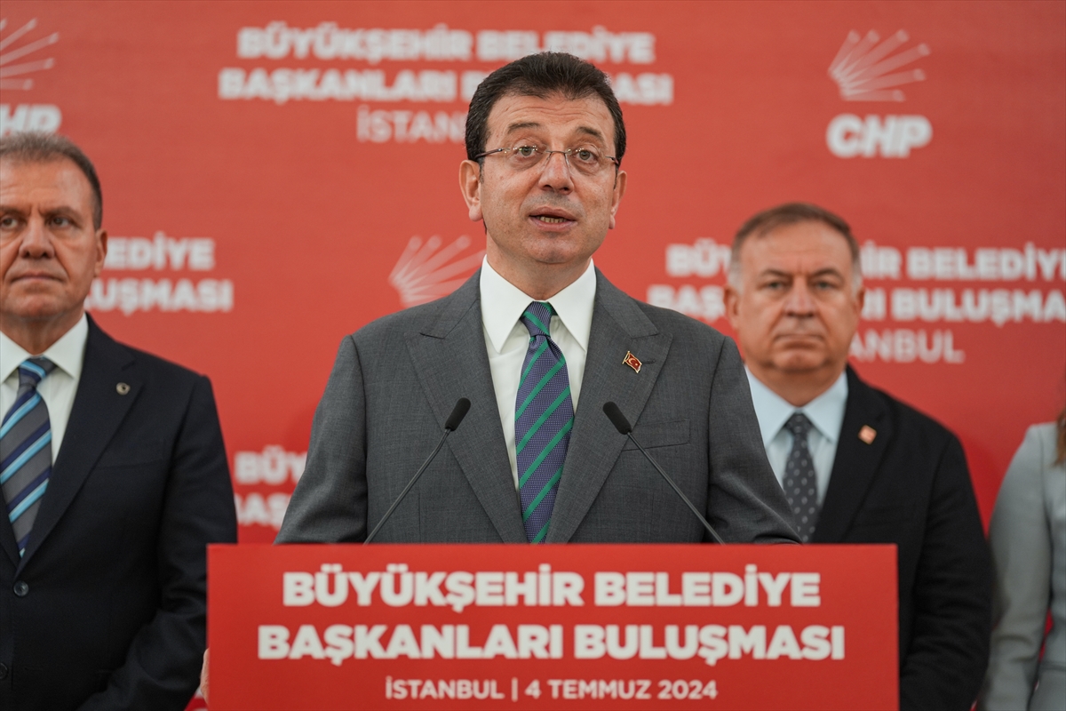 CHP'li büyükşehir belediye başkanları İstanbul'da bir araya geldi