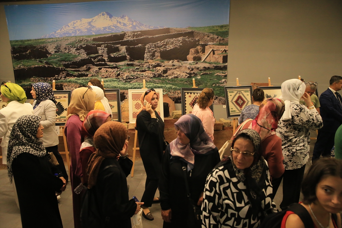 Desenleri anlam taşıyan Sarız kilimleri, Kayseri'de sergileniyor
