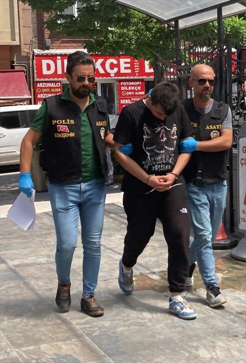 Eskişehir'de otobüs durağında uygunsuz hareketler yapan kişiye gözaltı